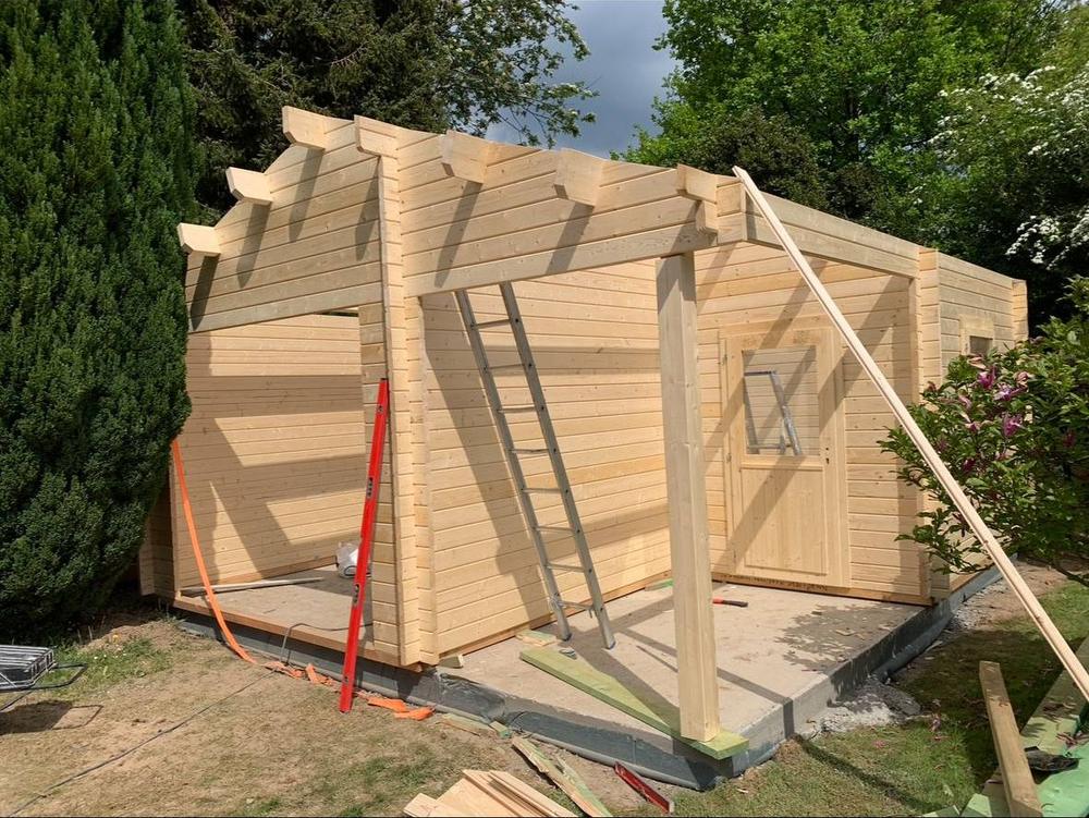 Ossature bois d'un abri de jardin en cours de montage