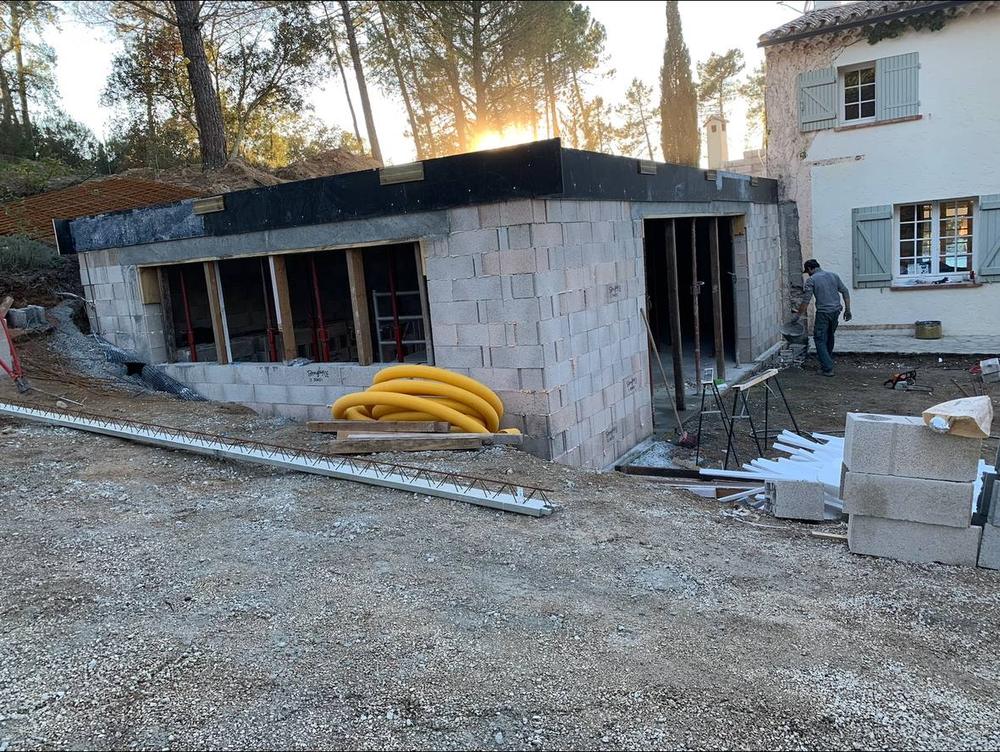 Gros œuvre de l'extension en blocs béton, ouvertures pour portes et fenêtres