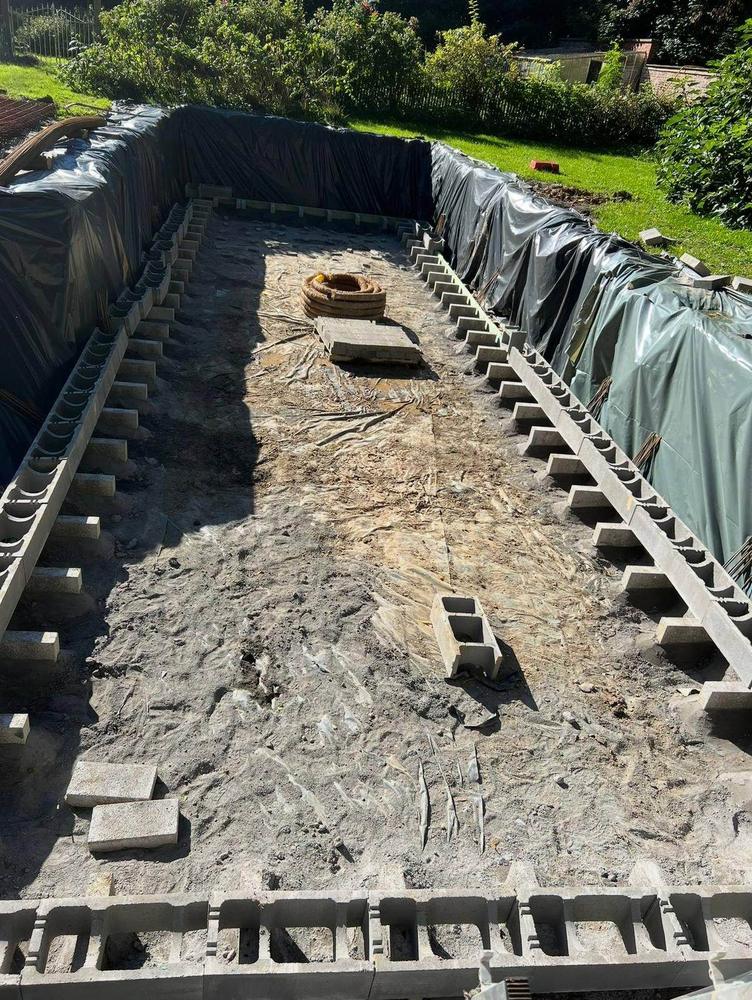 Coffrage de piscine avant coulage