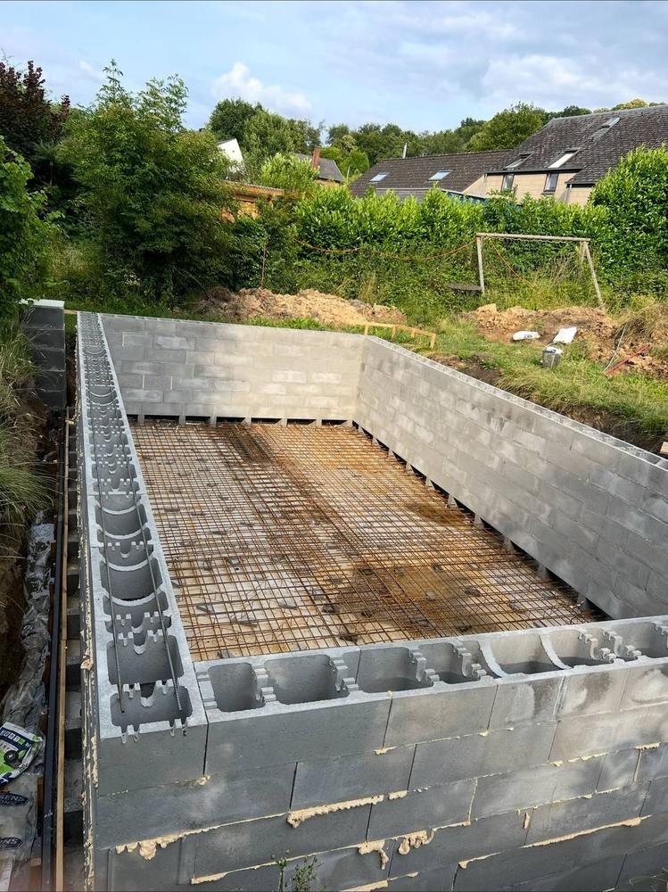Structure du bassin en cours de construction, parois en blocs