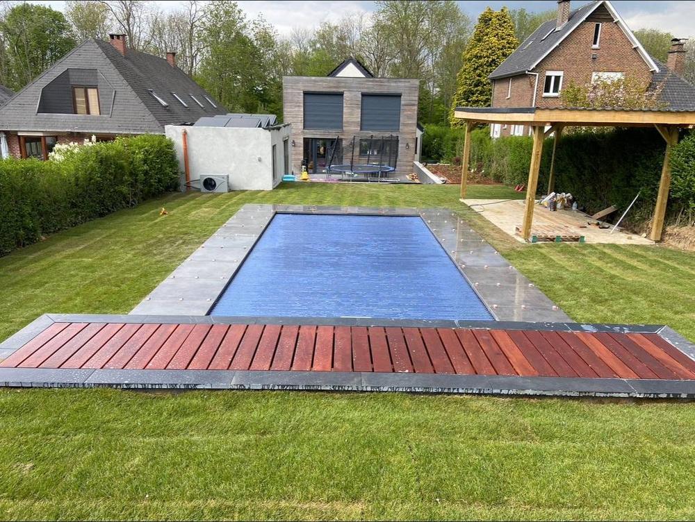 Piscine finie avec bâche à barres, terrain paysagé