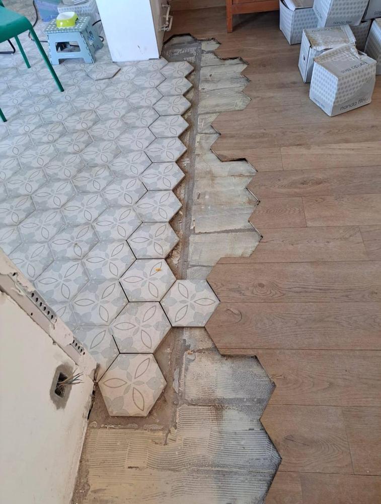 Jonction entre carrelage hexagonal et parquet