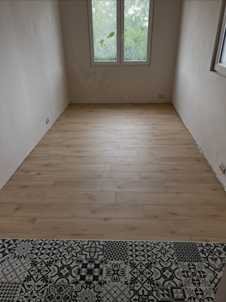 Chambre rénovée, parquet posé jusqu'au seuil en carreaux de ciment