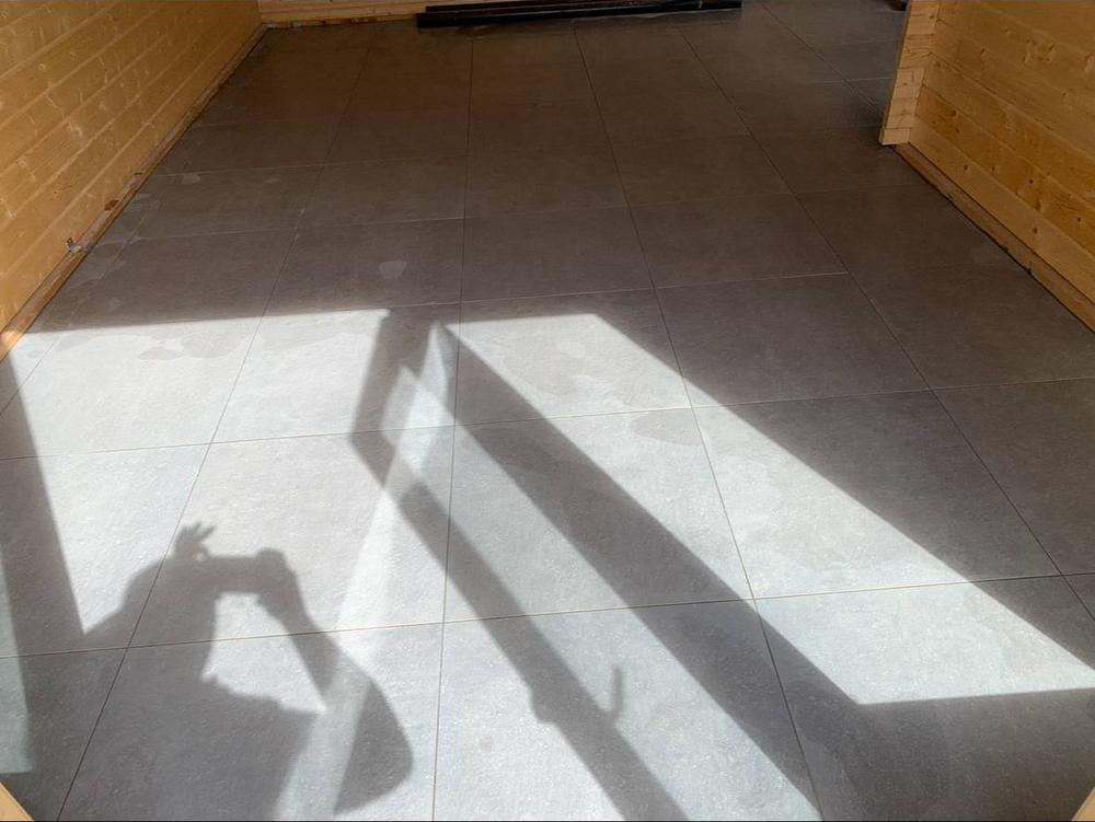 Carrelage grand format posé, sol terminé