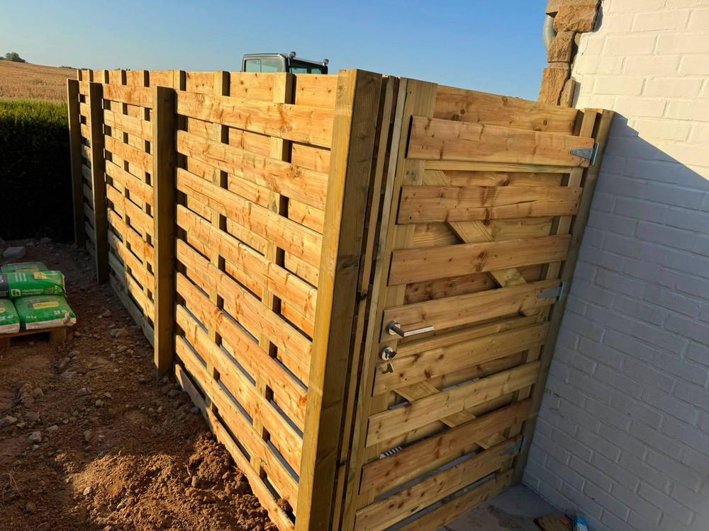 Clôture et portail en bois, finition en fin de journée