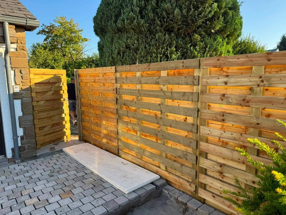 Portail en bois ouvert donnant sur la terrasse