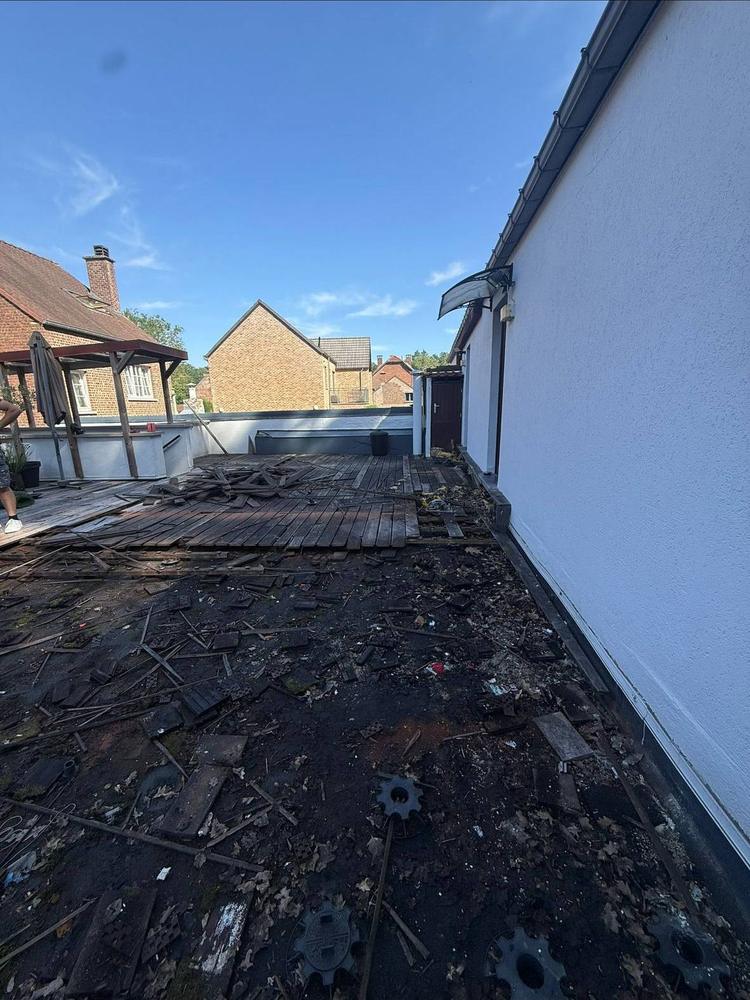 Démolition de l'ancienne terrasse en bois