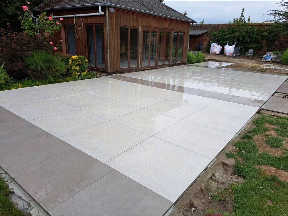 Terrasse carrelée, vue sur l'extension en bois