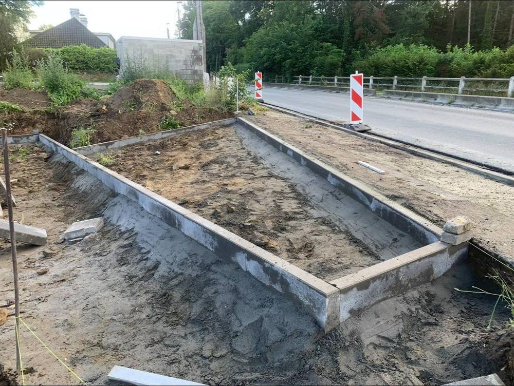 Fondation en béton coulée en bordure de voirie, avant pavage