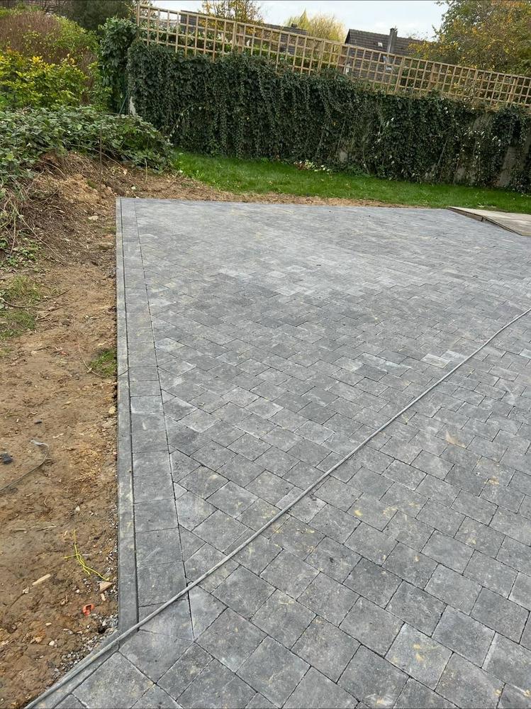 Allée en pavés posée, finitions en terre