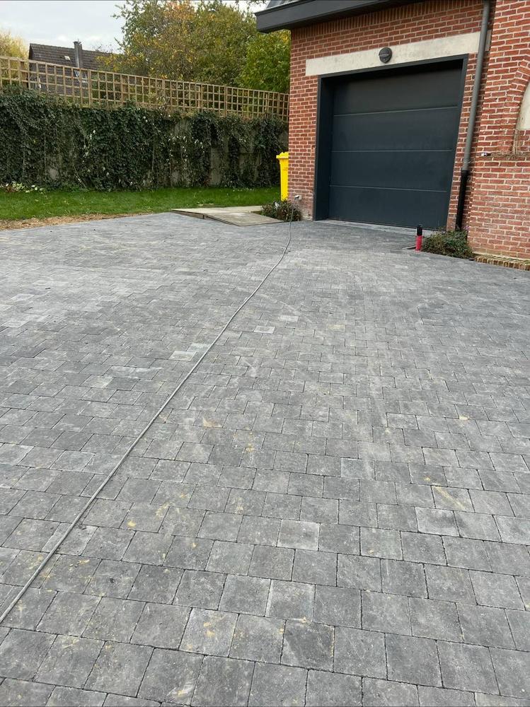 Allée en pavés menant au garage, façade en briques