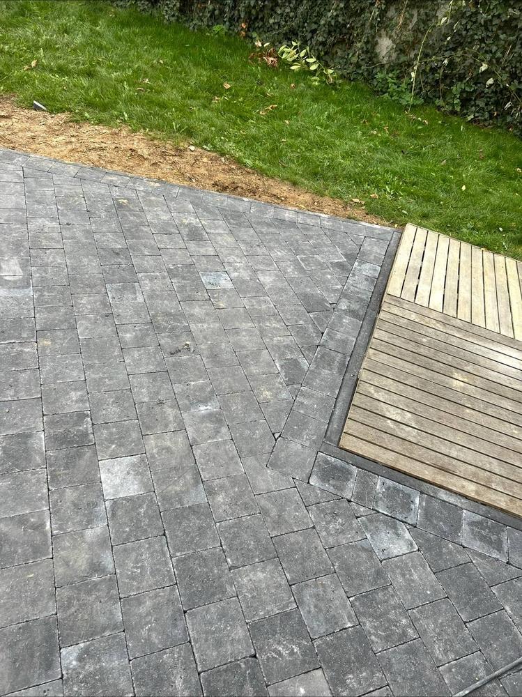 Allée en pavés terminée avec terrasse en bois attenante