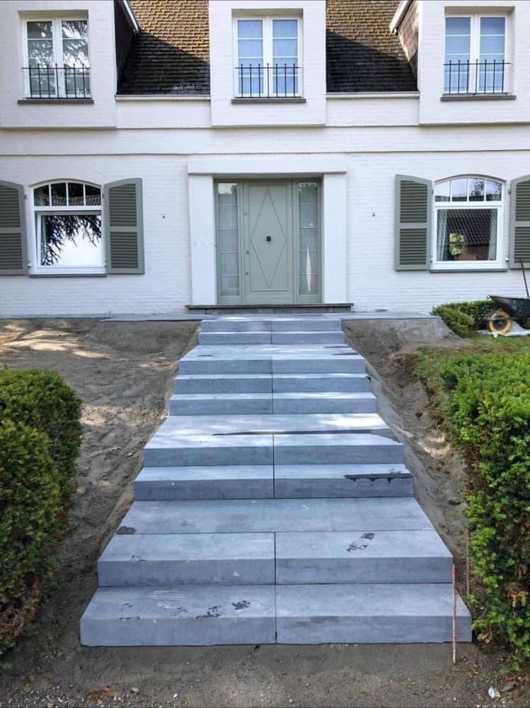 Escalier d'entrée en pierre bleue devant une maison de maître