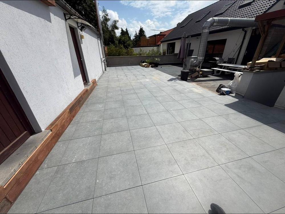 Finition en bois exotique le long de la terrasse