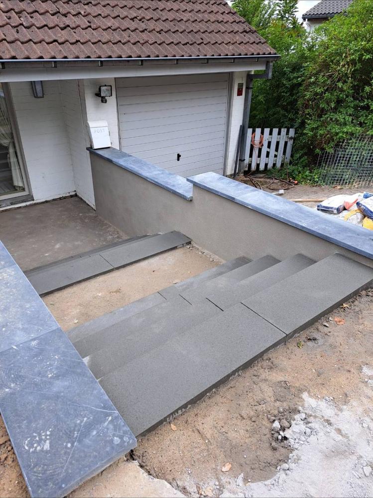 Escalier extérieur et couvre-mur en pierre bleue, finition en cours