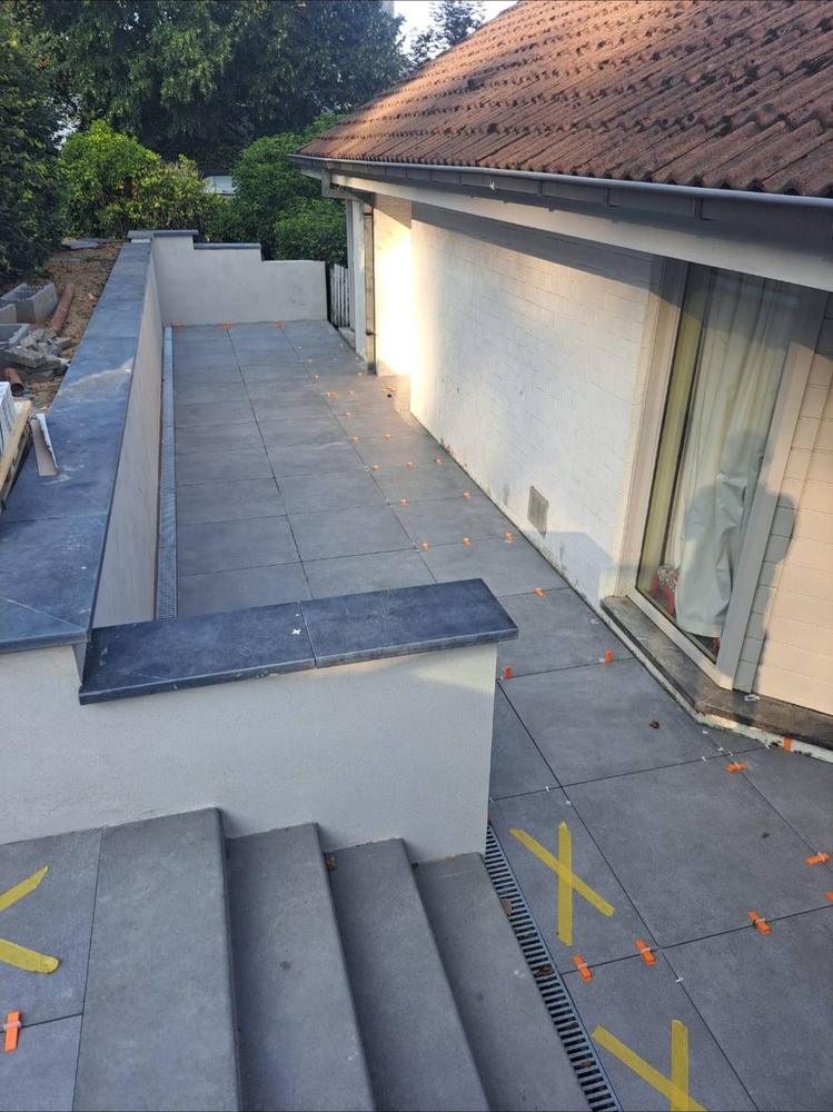 Terrasse en cours de carrelage, à l'étage