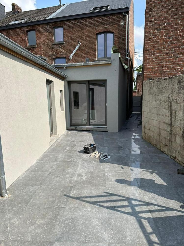 Extension vitrée et façade grise, cour intérieure