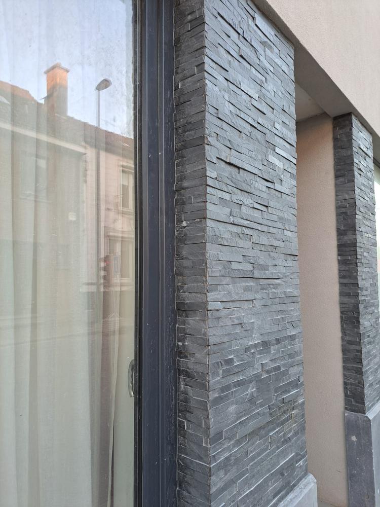 Détail du parement en pierre naturelle à l'angle