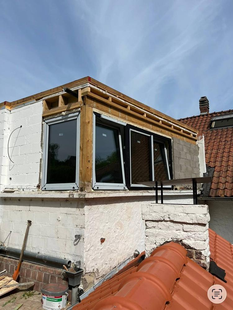 Extension en cours de construction, fenêtres posées avant enduit