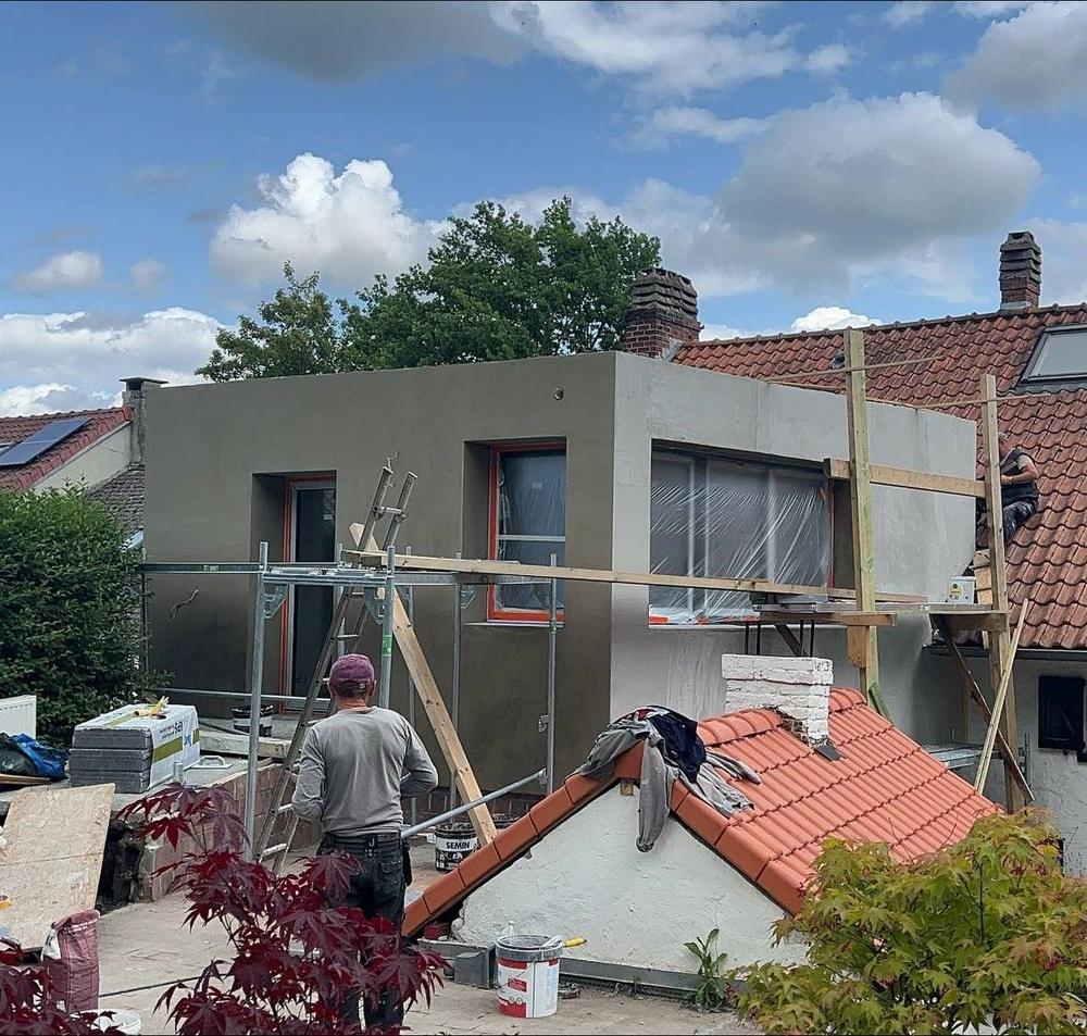 Extension enduite en gris, chantier en finition