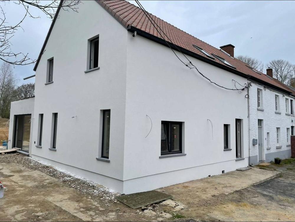 Façade enduite en blanc terminée, maison rénovée