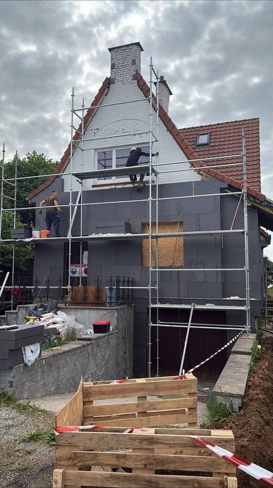 Pignon en cours d'isolation par l'extérieur, échafaudage