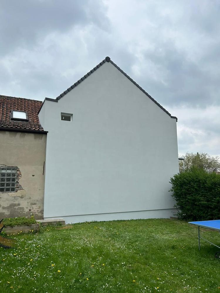 Pignon rénové, façade blanche lisse
