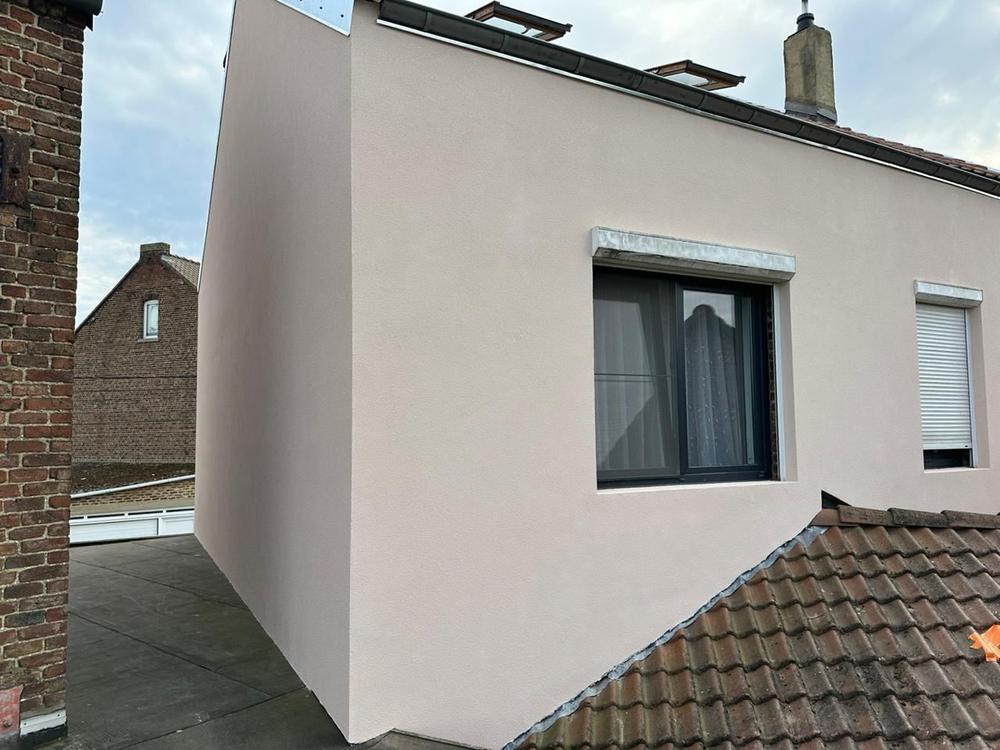 Angle de façade enduite, teinte rosée