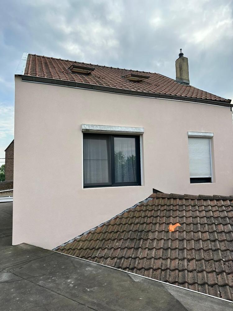 Façade enduite avec pignon et velux