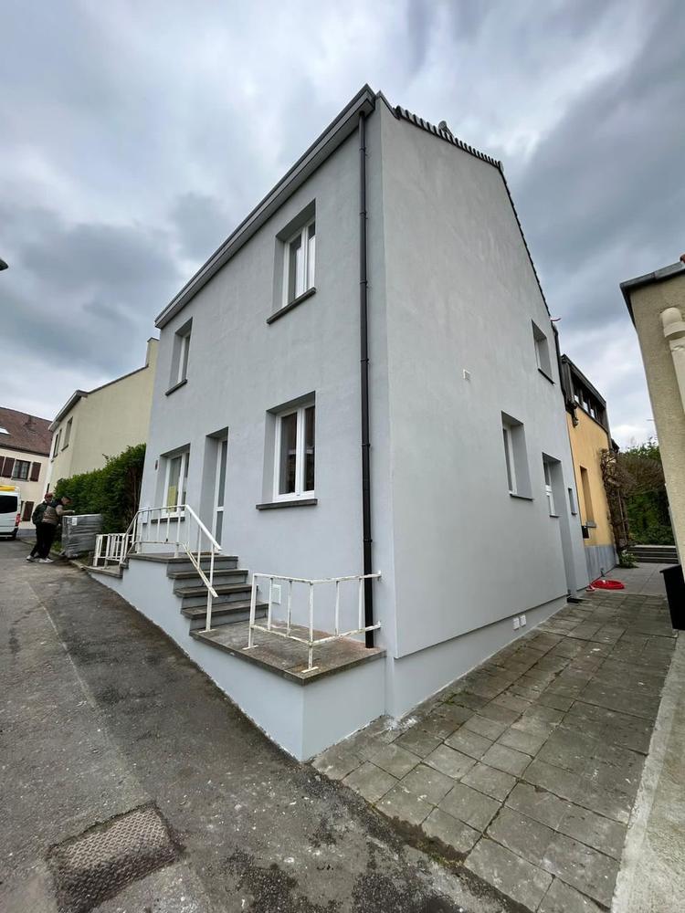 Maison rénovée, façade grise terminée