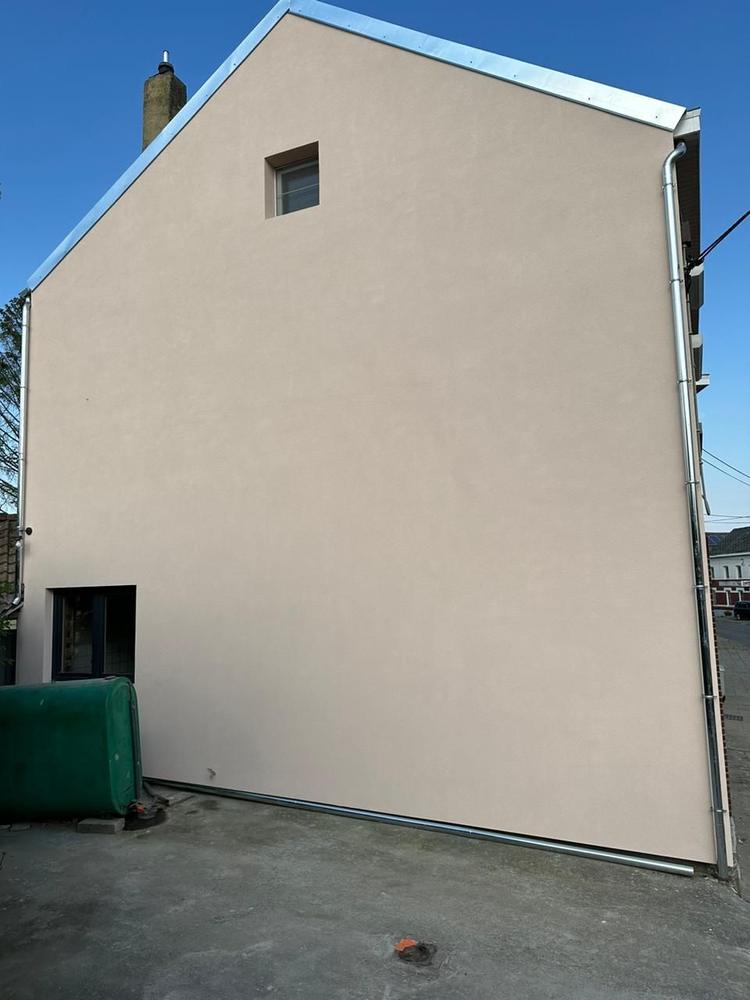 Pignon en enduit taloché beige, finition terminée