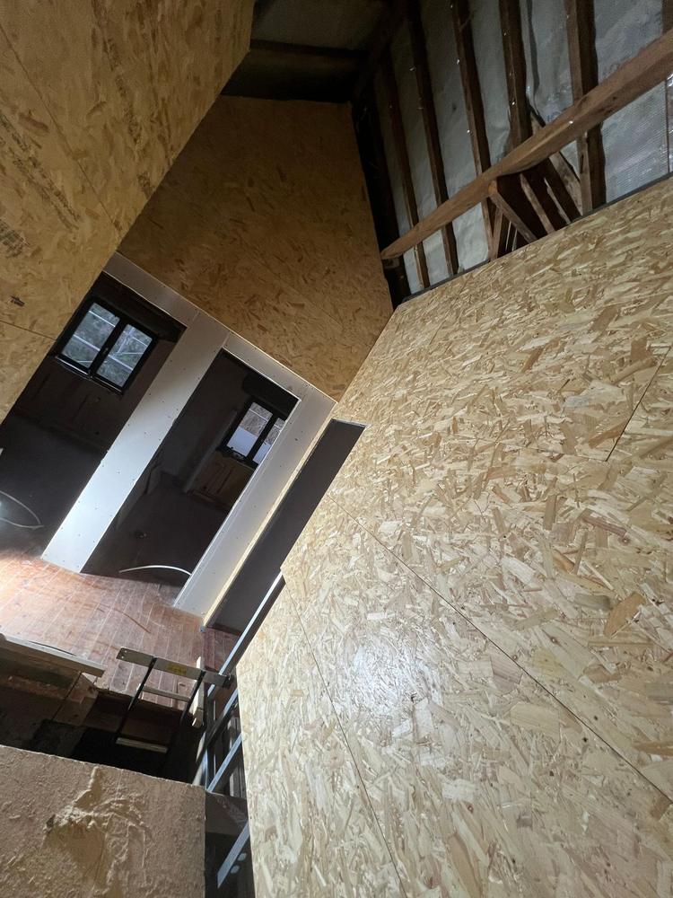 Cage d'escalier habillée en OSB