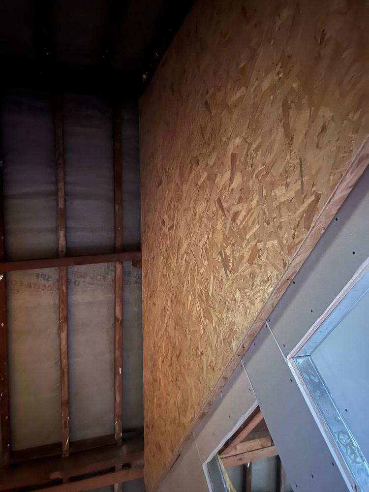 Cloison en OSB avec isolation, fenêtre de toit
