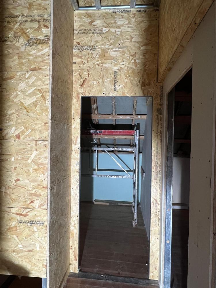 Escalier et cloisons en cours de finition