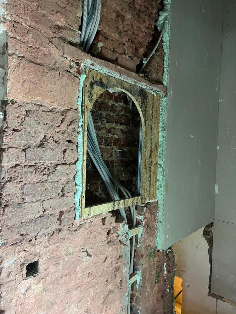 Niche cintrée en brique avant enduit, ossature OSB
