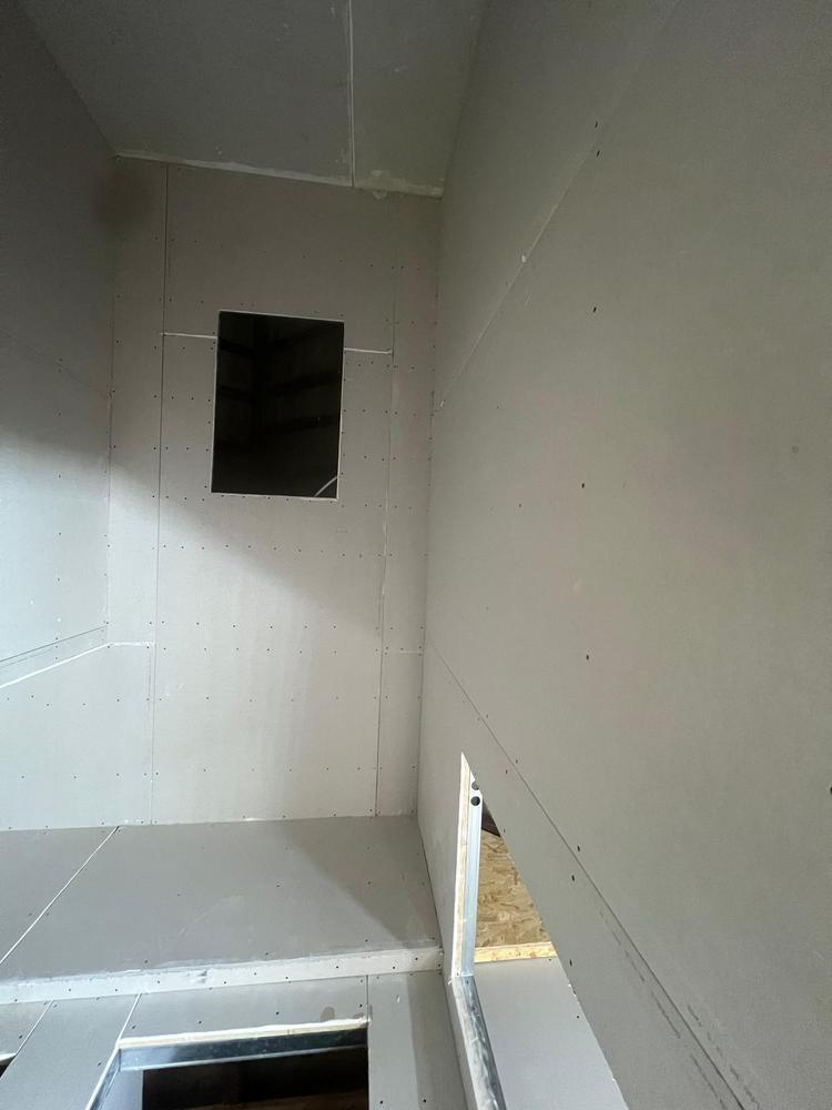Cloison enduite avec trappe technique murale