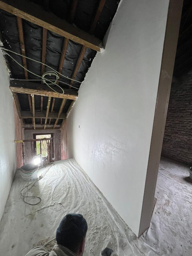 Cloison enduite, finition lisse dans le couloir