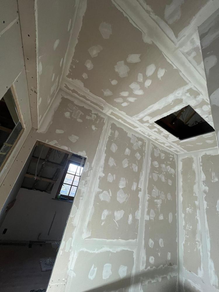 Angle sous toiture, enduit de joints en cours
