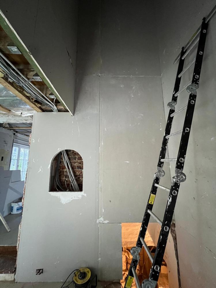 Niche cintrée enduite, couloir terminé