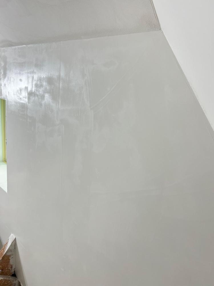 Mur enduit et lissé, finition prête à peindre