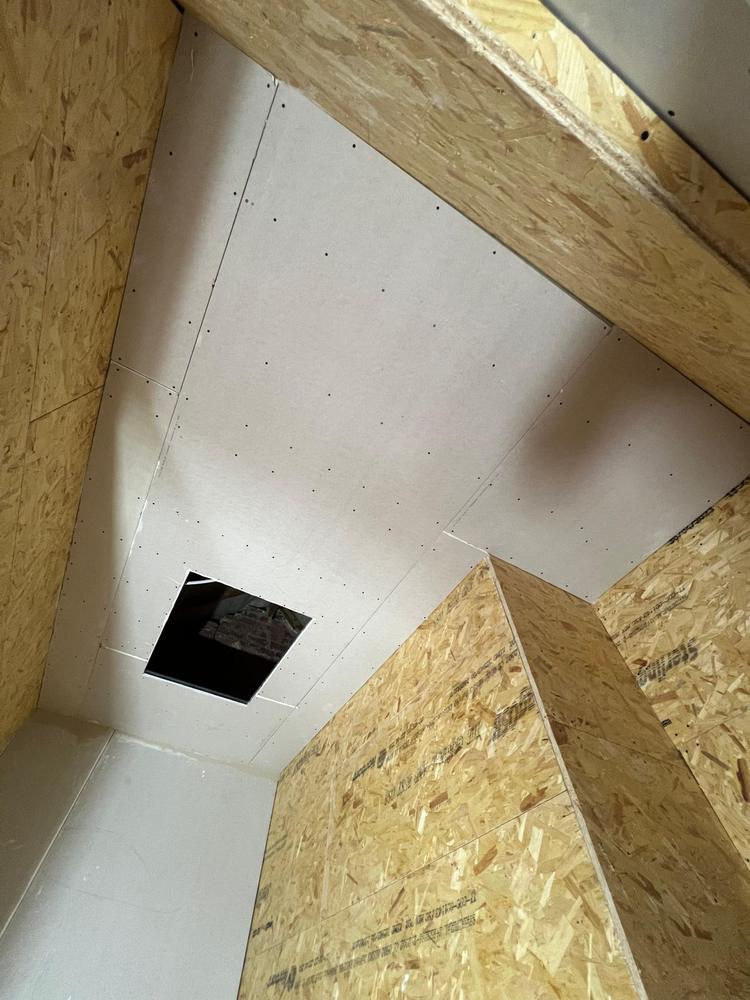Ossature en OSB sous toiture avec trappe d'accès