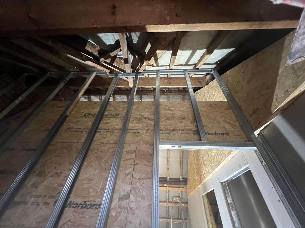 Structure de plafond et cloisons en cours de montage