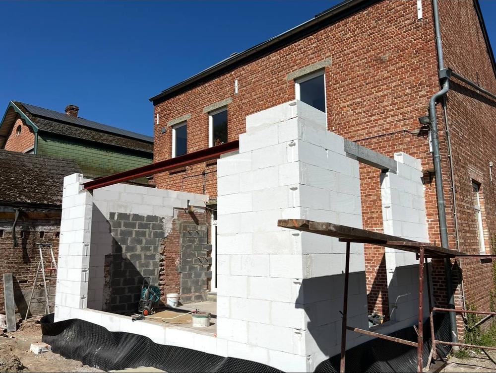 Construction d'une extension, gros œuvre en blocs de béton cellulaire