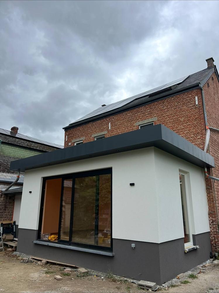 Extension terminée, façade enduite avec baie vitrée coulissante