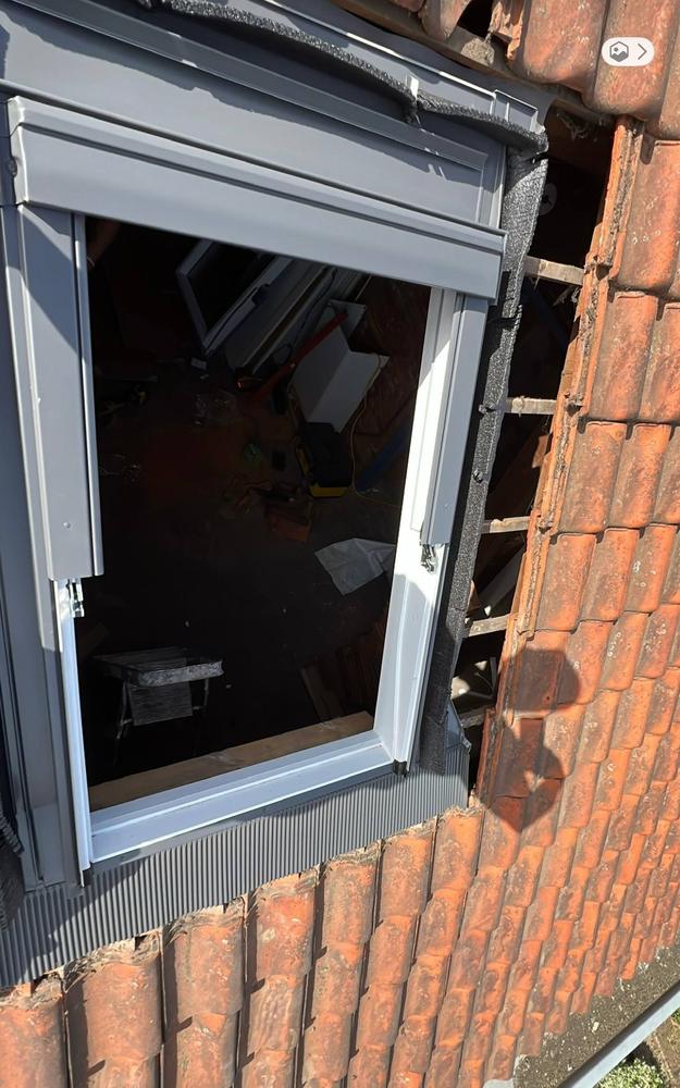 Fenêtre de toit Velux posée, vue extérieure sur la toiture