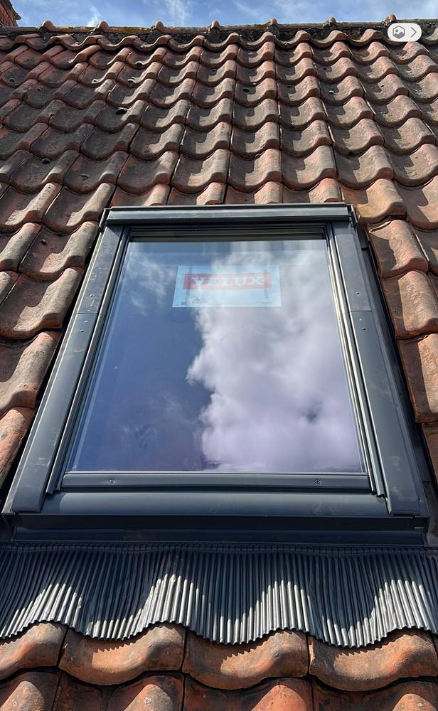 Fenêtre de toit Velux posée, vue sur le ciel