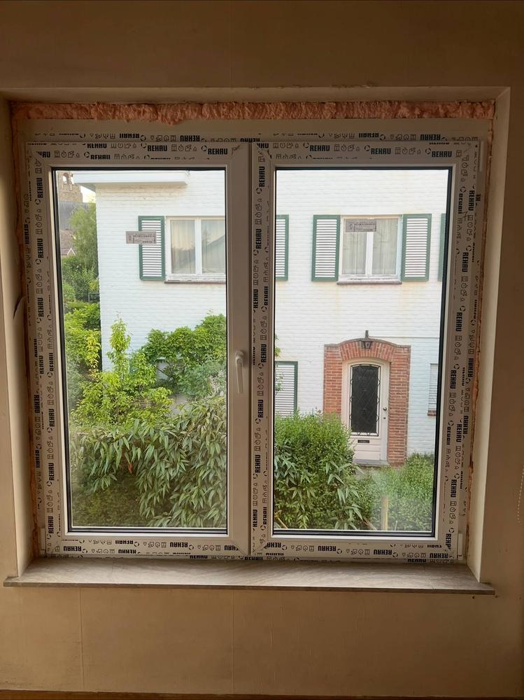 Fenêtre PVC double vantaux posée, vue intérieure sur le jardin