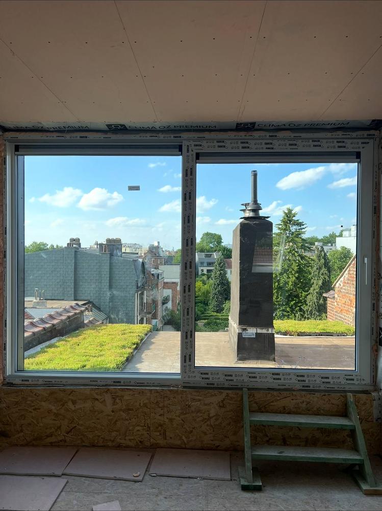 Fenêtres posées dans une extension en toiture, vue sur la terrasse