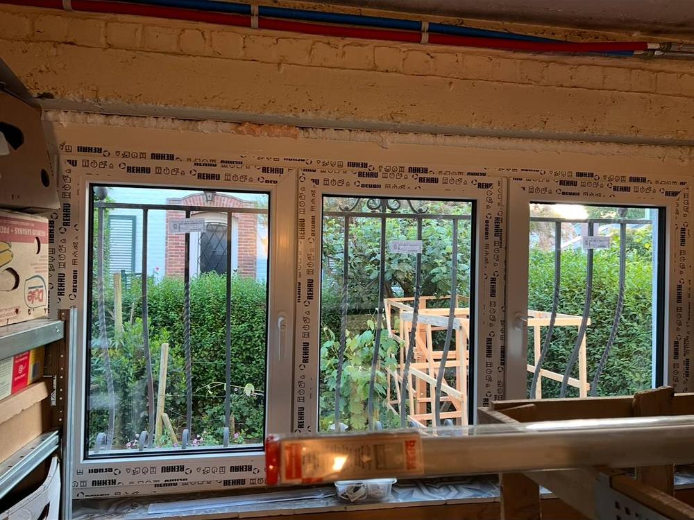 Grille de sécurité en fer forgé sur fenêtre, finition extérieure