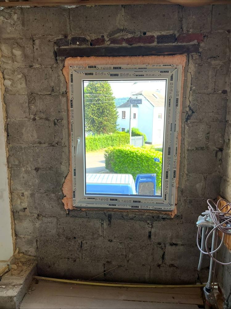 Fenêtre posée dans une ouverture en blocs béton, avant enduit